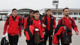 Los jugadores de Newells volaron a Mar del Plata. Fernández Figueira, Orozco y Martino, lideran la fila.