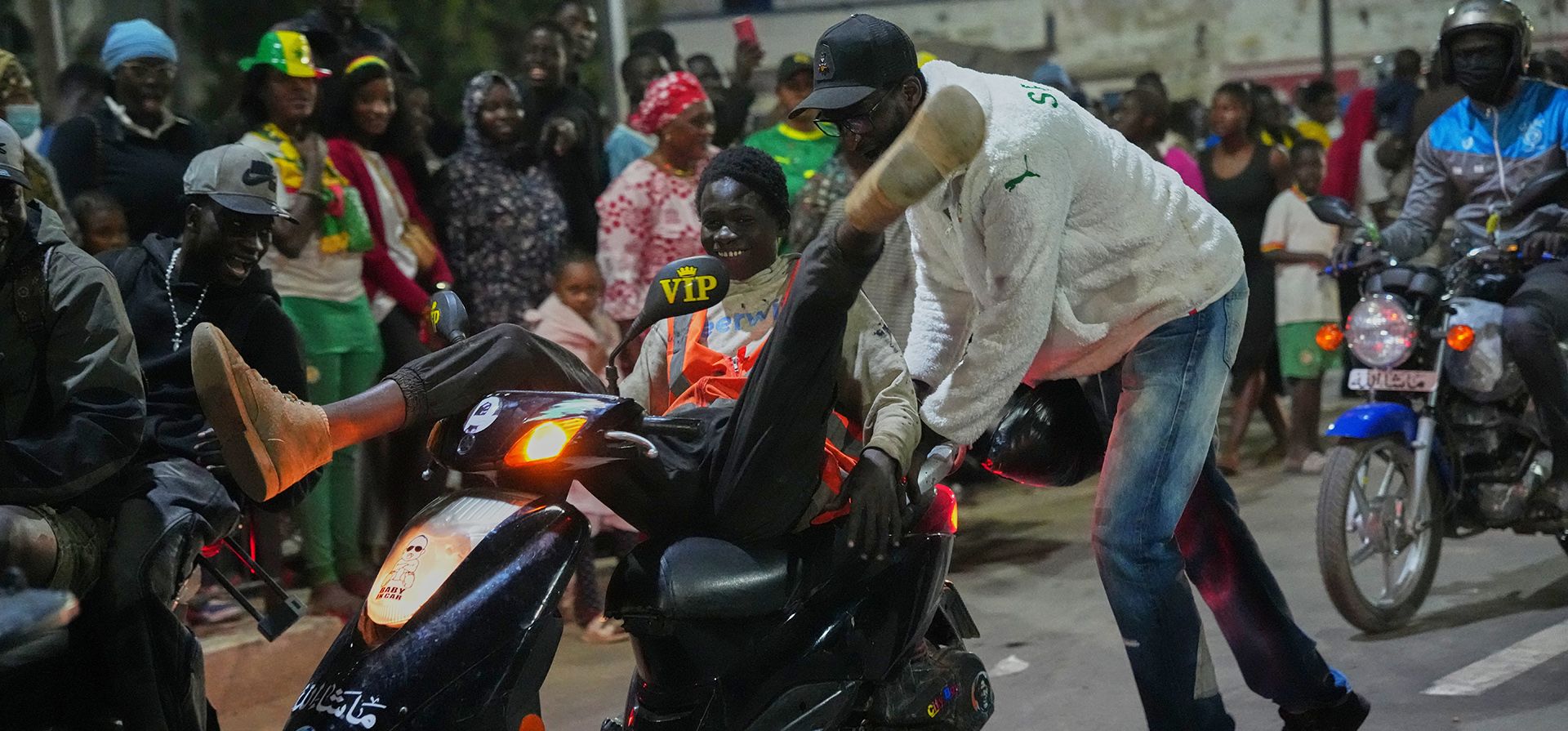Aficionados celebran la victoria de Senegal en la semifinal de fútbol contra Egipto, lo que les garantiza un lugar en la final de la Copa Africana de Naciones (AFCON) 2025, en Dakar, Senegal, el miércoles 14 de enero de 2026. (Foto AP/Misper Apawu)