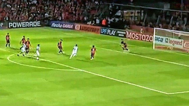 Polémica en Colón-Racing de Córdoba: ¿fue pase atrás de Lértora a Paredes?