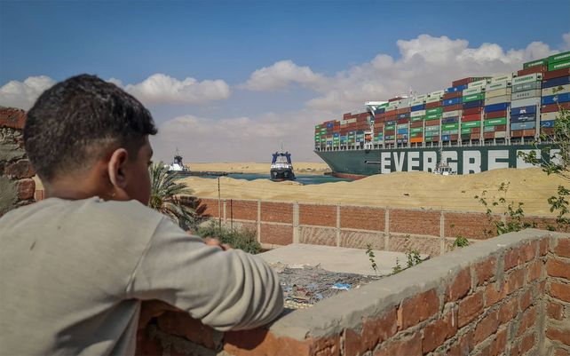 La ardua tarea para desbloquear el canal de Suez