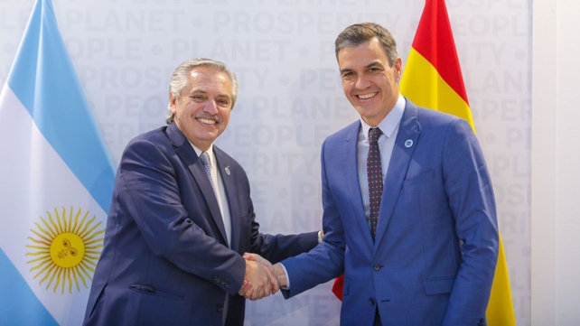 Foto de archivo. Alberto Fernández y Pedro Sánchez.&nbsp;