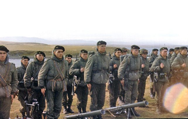 Tropas inglesas en Malvinas. El Reino Unido enviaría tropas para reforzar sus bases en las islas argentinas.