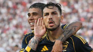 Leandro Paredes, el símbolo y capitán de Boca, que enfrenta a Huracán. Central observa a los posibles futuros rivales.