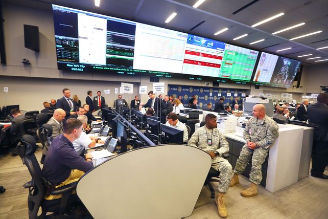 Aprestos. Efectivos de distintas fuerzas de seguridad se reunieron ayer en un centro operativo de Nueva York.