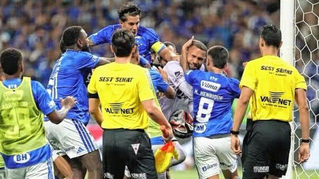 Futbolistas de Cruzeiro y Atlético Mineiro protagonizaron una batalla campal en la definición del campeonato Mineiro