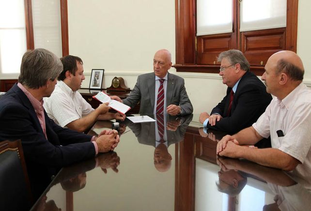 El gobernador entregando el aporte a al intendente de Sauce Viejo Andrés Vallones.