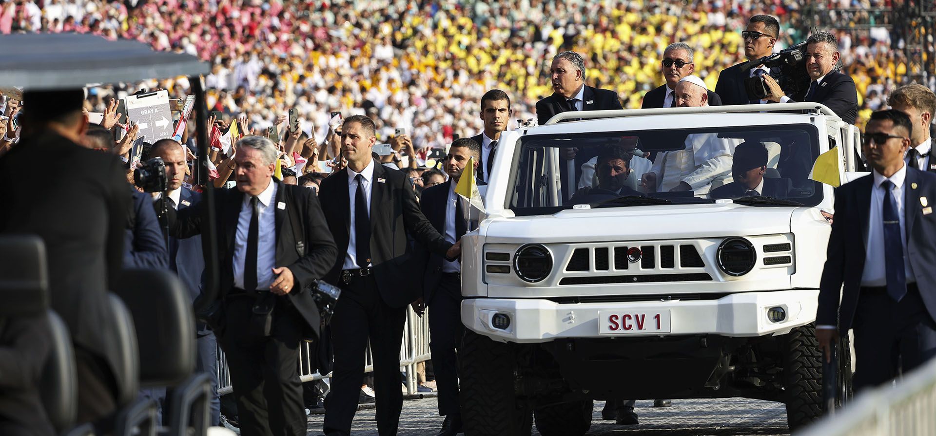 El Papa Francisco saluda a la multitud en el Estadio Madya en Yakarta, Indonesia, el jueves 5 de septiembre de 2024. (Foto AP/Tatan Syuflana) El Papa Francisco saluda a la multitud en el Estadio Madya en Yakarta, Indonesia, el jueves 5 de septiembre de 2024. (Foto AP/Tatan Syuflana)