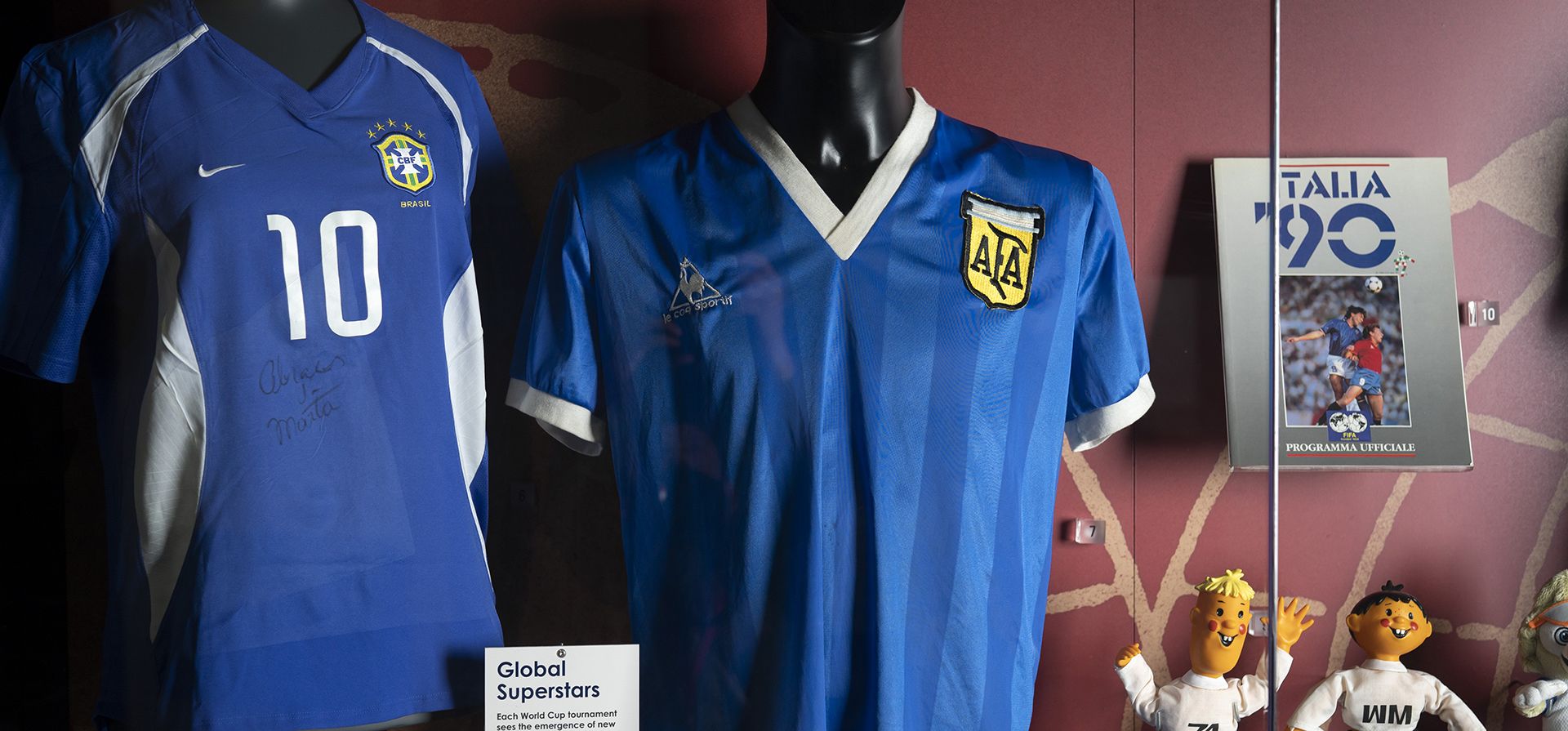 La camiseta de fútbol, centro, que usó Diego Maradona en los cuartos de final de la Copa del Mundo de 1986 contra Inglaterra se exhibe en el Museo Nacional del Fútbol en Manchester, Inglaterra. La camiseta que usó Diego Maradona cuando anotó el controvertido “ El gol de la Mano de Dios contra Inglaterra en el Mundial de 1986 está a la venta por primera vez. El subastador Sotheby