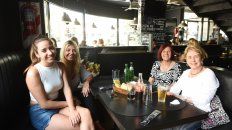 DE FESTEJO. Madres e hijas se unieron a celebrar en un año por demás de complejo, respetando la ocupación de cuatro comensales por mesa. DE FESTEJO. Madres e hijas se unieron a celebrar en un año por demás de complejo, respetando la ocupación de cuatro comensales por mesa.