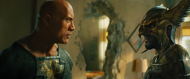 Black Adam (izquierda) y Hawkman en una escena del film que llega hoy a las salas.&nbsp;