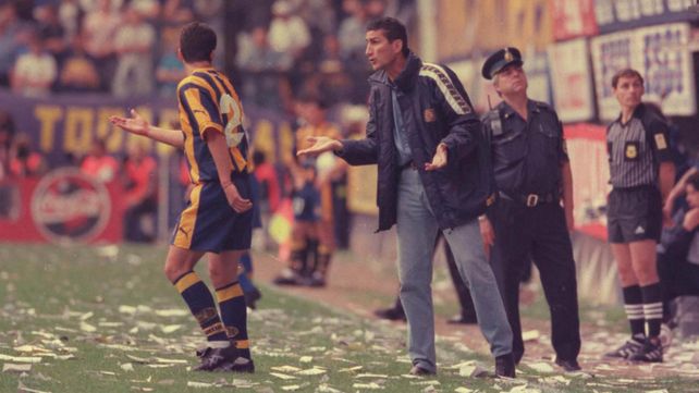 En la Boca. Bauza y una postal del único partido que logró empatarle al elenco xeneize siendo DT canalla. Fue en 2000.