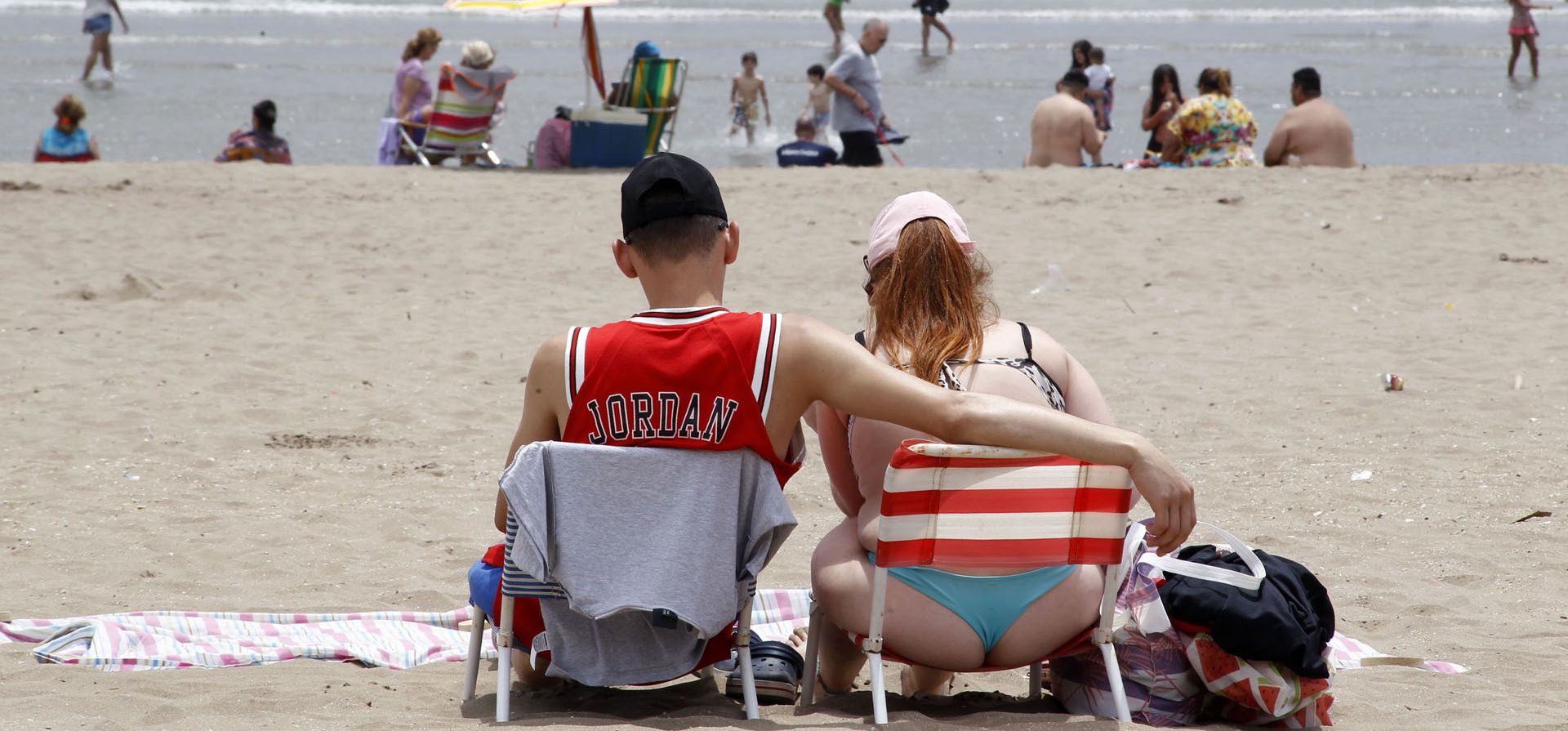Una pareja contempla el mar en el primer día del año