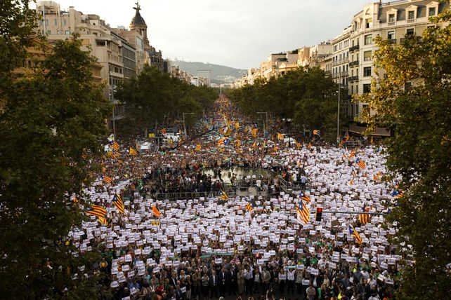 Resistencia. Casi medio millón de personas colmó las calles de Barcelona para protestar contra Rajoy y para pedir la libertad de los líderes secesionistas detenidos por sedición.