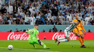 Definición. Nahuel Molina observa cómo el balón está a punto de ingresar al arco de Noppert para el primer gol argentino.