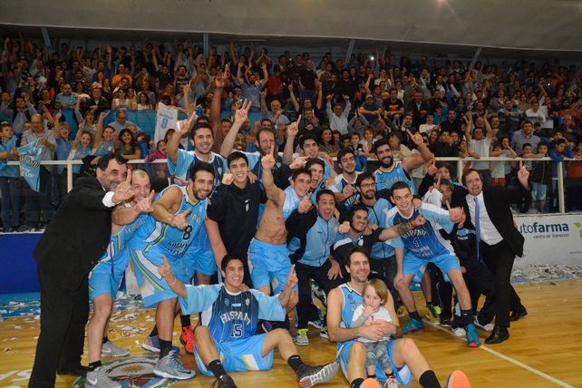 Fiesta en el sur. Fernández y su hijo celebran junto a compañeros de equipo.