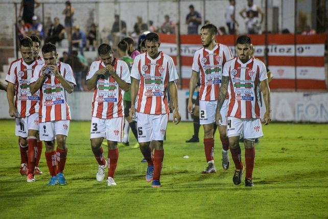 Atlético Paraná empató y define la serie en San Francisco
