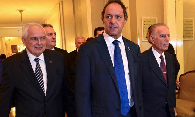 Scioli participó de un almuerzo em el Club del Petróleo