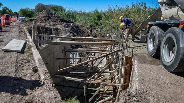 La Municipalidad de Paraná continúa con las labores en el Arroyo Las Viejas.