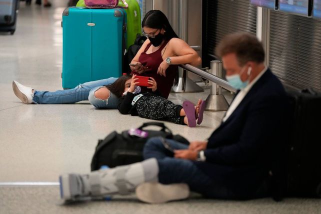 Varados esperan con paciencia que se autorice su vuelo en el aeropuerto internacional de Miami. Se han suspendido más de 4.000 vuelos desde el viernes 24 porque las aerolíneas registran una ola de personal infectado con Covid.