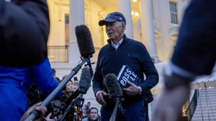 El presidente Joe Biden habla con los medios de comunicación a la salida de la Casa Blanca