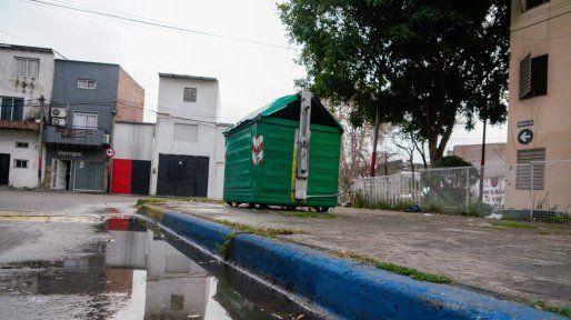 Barrio Latinoamérica: lo hallaron herido detrás de un contenedor y falleció en el Heca