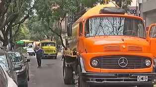 Los camiones desagotadores obstaculizaron el paso por calle Salta, entre Corrientes y Paraguay, en señal de protesta.