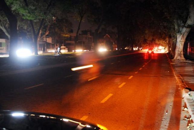 Rosario: Oroño al 2800. Las calles tenían anoche sólo las luces de los autos