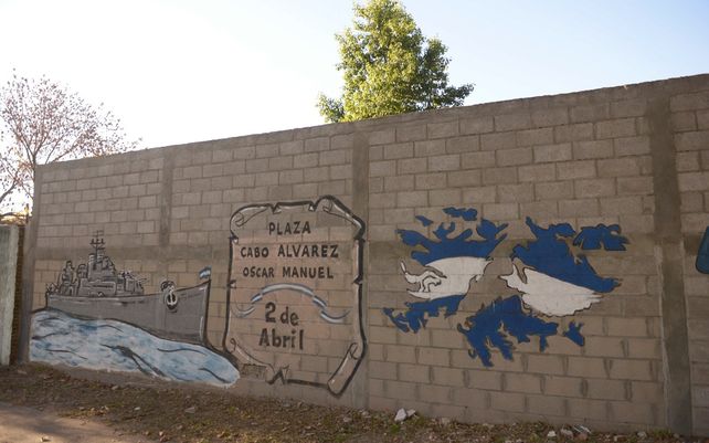 El mural homenaje al vecino del barrio que muri&oacute; como soldado en Malvina: Cabo Oscar Alvarez.&nbsp;