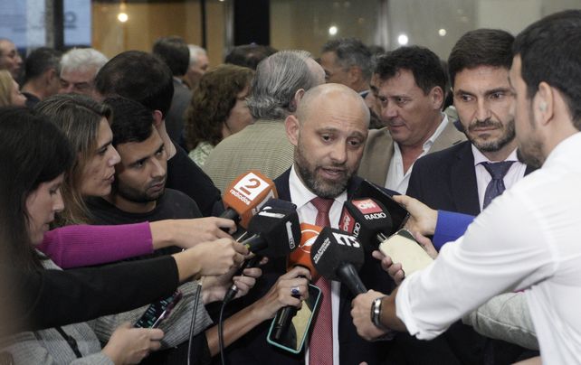 El ministro Puccini y el gobernador Pullaro en el remate del lote de soja.