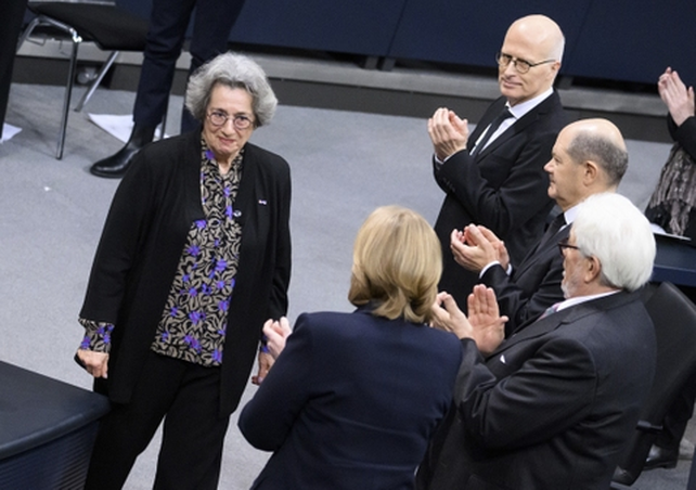 Rozette Kats ante el Parlamento alemán. Es una judía holandesa de 80 años que durante el Holocausto vivió escondida en Ámsterdam y cuyos padres murieron en Auschwitz. “Todas las personas que fueron perseguidas en aquella época merecen un recuerdo respetuoso”