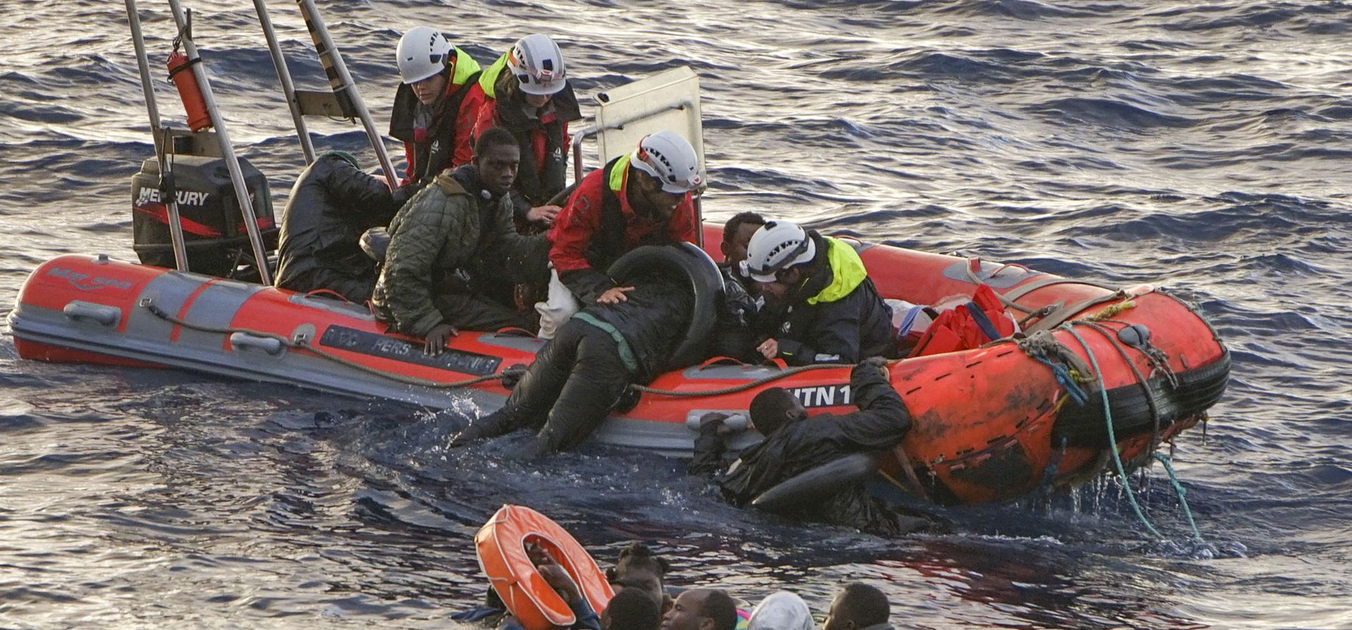 Migrantes que fueron rescatados en el mar por el barco humanitario Sea Punk I frente a la isla italiana de Lampedusa durante el fin de semana. (Sea Punk vía AP, HO) Migrantes que fueron rescatados en el mar por el barco humanitario Sea Punk I frente a la isla italiana de Lampedusa durante el fin de semana. (Sea Punk vía AP, HO)