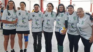 Equipo. Las integrantes del elenco femenino de Newcom que representa al Club Bancario Gualeguay estrenó camisetas con el logo del grupo oncológico Guerreras y Solidarias.