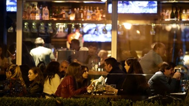 Bares y boliches. Analizan cómo transformar las actividades del esparcimiento.