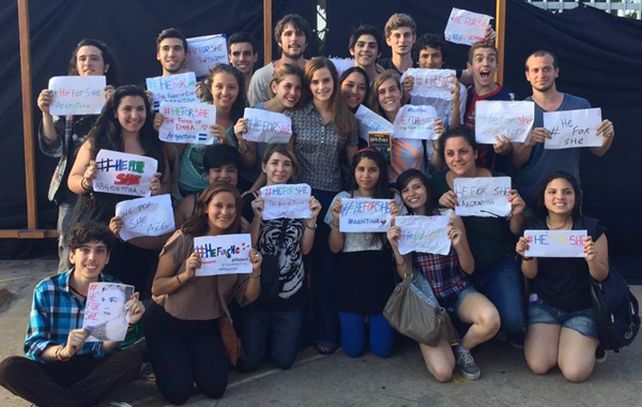 Emma Watson posó junto a sus fieles seguidores argentinos.