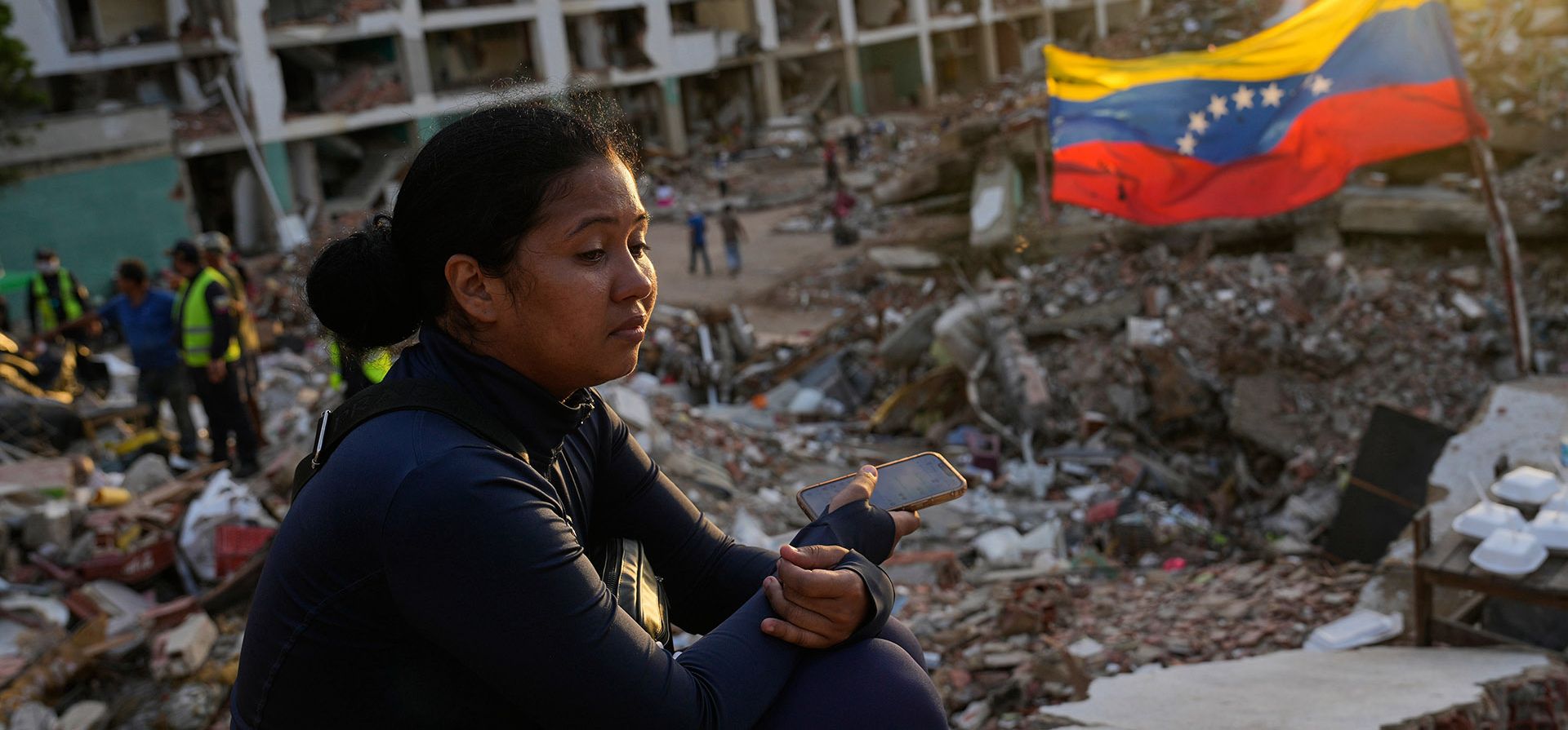 Estefany Landaez permanece sentada entre los escombros de un edificio, esperando encontrar a sus dos hijos tras los terremotos en La Guaira, Venezuela, el domingo 12 de julio de 2026. (Foto AP/Ariana Cubillos) Estefany Landaez permanece sentada entre los escombros de un edificio, esperando encontrar a sus dos hijos tras los terremotos en La Guaira, Venezuela, el domingo 12 de julio de 2026. (Foto AP/Ariana Cubillos)