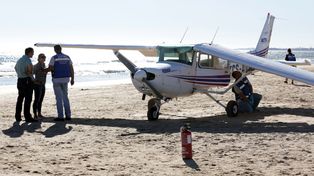 Un avión aterrizó en una playa y mató a dos bañistas