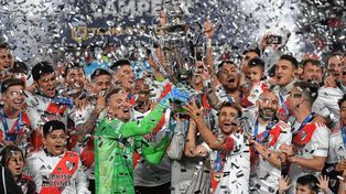 Los jugadores de River festejan junto con la Copa por haber salido campeón.