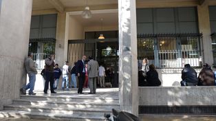 Dos niños fueron abusados por el marido de su madre y ella dice que los chicos son fabuladores