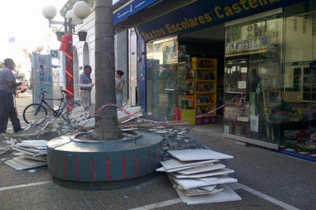 Se cayó el cielo raso de una librería de la Peatonal santafesina