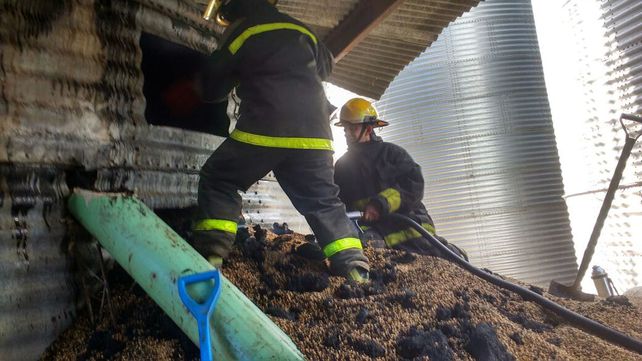 Bomberos Voluntarios Villaguay controlaron incendio en silos con 100 toneladas de soja
