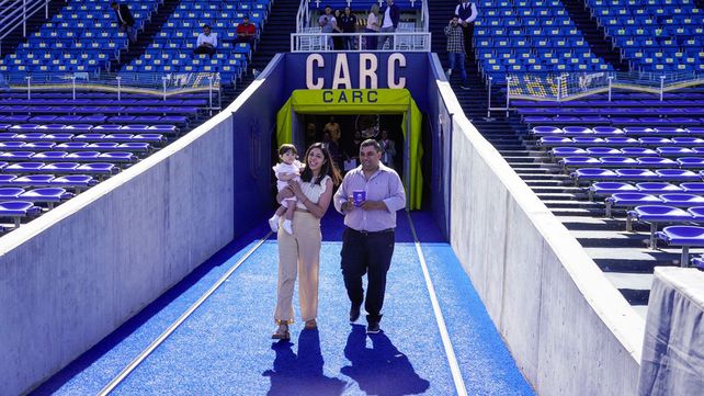 Cinco parejas cumplieron el sueño del hincha de Central y se casaron en el Gigante de Arroyito