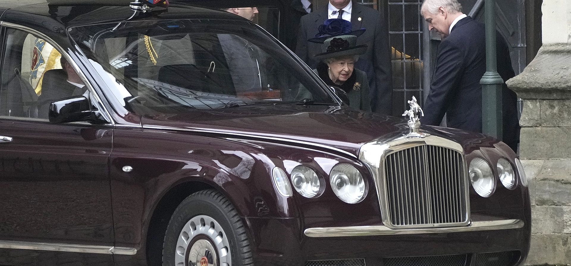 La Reina Isabel II de Gran Bretaña es ayudada a subir a su automóvil por su hijo, el Príncipe Andrés, a la derecha, después de asistir a un Servicio de Acción de Gracias por el fallecido Príncipe Felipe, Duque de Edimburgo en la Abadía de Westminster en Londres, el martes 29 de marzo de 2022.