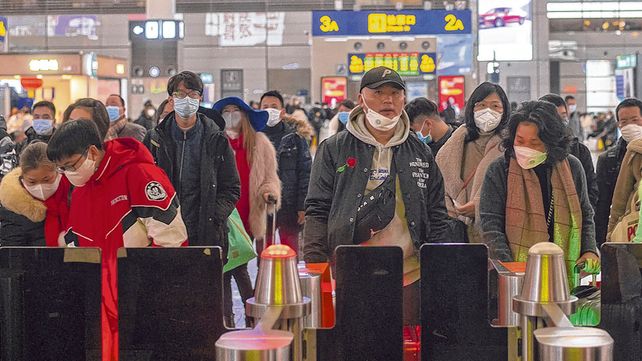 Shangai. La cola en la puerta de embarque del tren de alta velocidad
