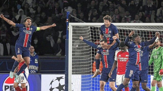 Los jugadores del PSG festejan el paso a la final.