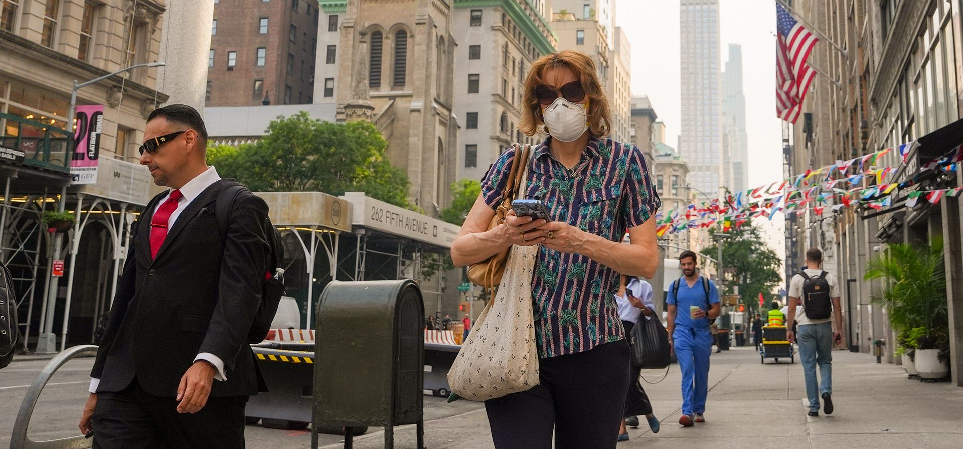 Peatones caminan por Manhattan durante una alerta sanitaria por la calidad del aire debido al humo de los incendios forestales, en Nueva York, el viernes 17 de julio de 2026. (Foto AP/Ryan Murphy) Peatones caminan por Manhattan durante una alerta sanitaria por la calidad del aire debido al humo de los incendios forestales, en Nueva York, el viernes 17 de julio de 2026. (Foto AP/Ryan Murphy)