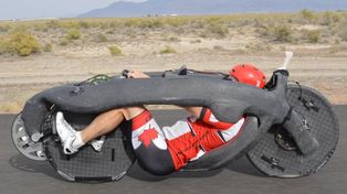 Rompe el récord mundial de vehículos a tracción humana rodando en bicicleta a 142 km/h