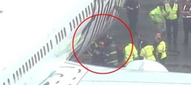 El empleado del aeropuerto de Seattle es rescatado del avión de Air Alaska.