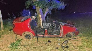 Accidente fatal en la ruta 70: un muerto y tres heridos al chocar un auto contra un árbol