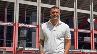 Hubiese sido hermoso jugar y hacer un gol con la camiseta de Newells, sostuvo Federico Laurito posando frente al Coloso Marcelo Bielsa.