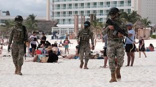 Inquietante paisaje en las playas de Cancún, en el Caribe mexicano. Los marines, armados con ametralladoras, patrullan las playas.&nbsp;